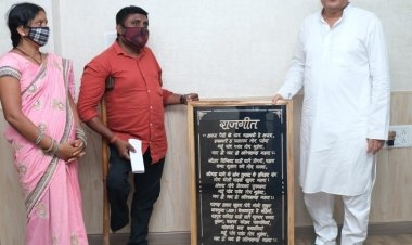मुख्यमंत्री को दिव्यांग शिल्पकार ने लकड़ी पर उकेरे छत्तीसगढ़ के राजगीत की कलाकृति की भेंट की