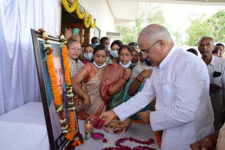 मुख्यमंत्री  बघेल ग्राम बोइरझिटी पहुंचकर डॉ. रामकुमार सिरमौर की श्रद्धांजलि सभा में शामिल हुए