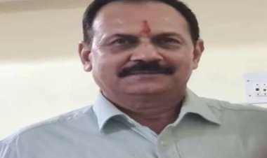 महात्मा गांधी पर रायपुर के फूड ऑफिसर ने किया आपत्तिजनक पोस्ट, हुआ निलंबित