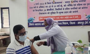 स्वयं वैक्सिन का बुस्टर डोज लगा कर बच्चों को टीकाकरण हेतु  प्रेरित किया ज़िला शिक्षा अधिकारी ने