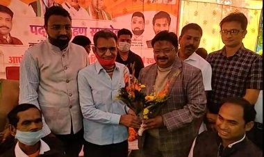 एक दशक बाद कुनकुरी के भाजपा नेता ओम शर्मा की कांग्रेस में हुई घर वापसी  शोशल मिडिया में कड़े कटाक्ष और टिप्पणी करने वाले दूरदर्शी नेता माने जाते है ओम शर्मा  प्रखर वक्ता और मेरे मार्गदर्शक हैँ ओम शर्मा,उनके आने से कांग्रेसजनों को मिलेगा सही मार्गदर्शन: युड़ी मिंज