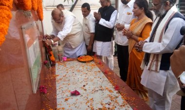 छ. ग. संघर्ष परिषद के केन्द्रीय कार्यालय शुक्ल भवन बूढापारा रायपुर में महात्मा गांधी जी की पुण्यतिथि ऐतिहासिक गाँधी चबूतरे में प्रात: 10.30 बजे से मनाई गई. महात्मा गांधी के चित्र पर पुष्पांजलि अर्पित कर 11 बजे दो मिनट की मौन श्रद्धांजलि दी गई.