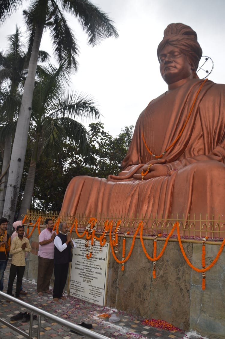 बृजमोहन ने नमन किया स्वामी विवेकानंद को