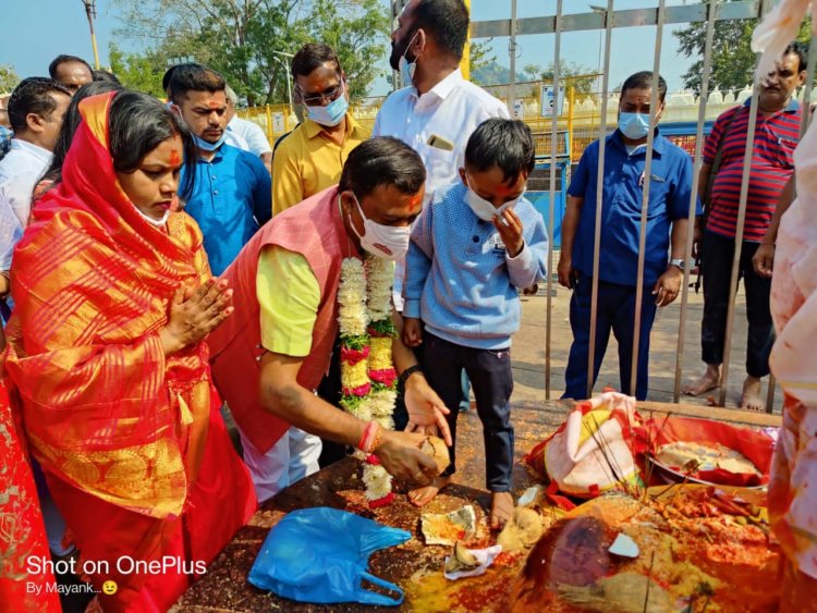 माननीय बस्तर सांसद दीपक बैज पहुंचे तेलंगाना मेडाराम किया सपरिवार देवी के दर्शन..