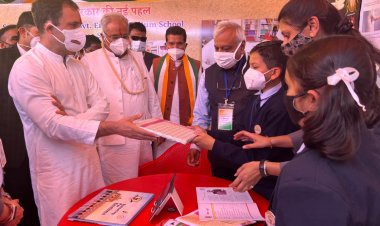 सांसद राहुल गांधी ने प्रदर्शनी स्थल में प्रदेश सरकार की महत्वाकांक्षी स्वामी आत्मानंद अंग्रेजी माध्यम स्कूल योजना के बारे में विशेष रूप से जानकारी ली...