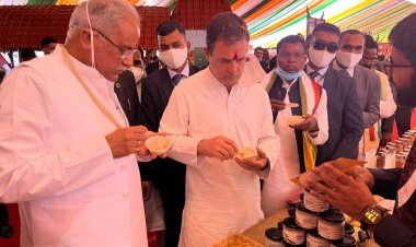 सांसद राहुल गांधी और मुख्यमंत्री भूपेश बघेल ने विकास प्रदर्शनी के मंडप में बस्तर क्षेत्र के कोण्डागांव में निर्मित कोंडानार ब्रांड के तिखुर से बनाए गए व्यंजनों का स्वाद लिया..