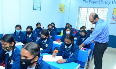 केन्द्रीय संयुक्त सचिव ने स्वामी आत्मानंद इंग्लिश स्कूल में डिजिटल क्लास रूम, लायब्रेरी एवं प्रयोगशाला कक्षाओं का किया अवलोकन