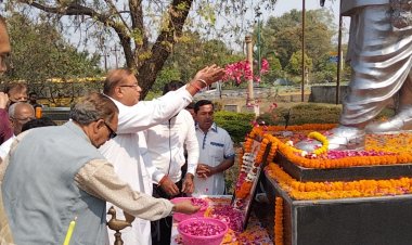 पूर्व मुख्यमंत्री पं. श्यामाचरण शुक्ल जी की जयंती उनकी प्रतिमा पर पुष्पांजलि अर्पित कर मनाई गई