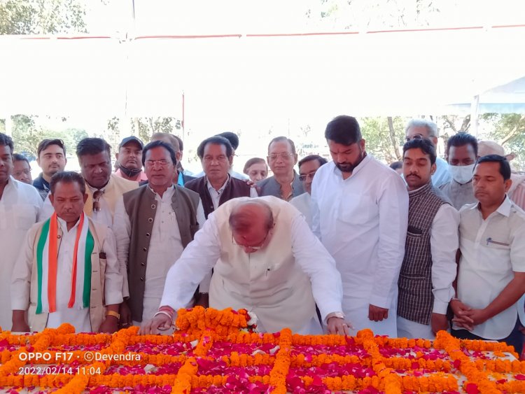 म. प्र. के पूर्व मुख्यमंत्री पं. श्यामाचरण शुक्ल जी की पुण्यतिथि महादेवघाट स्थित उनके स्मृति स्थल श्याम घाट में मनाई गई