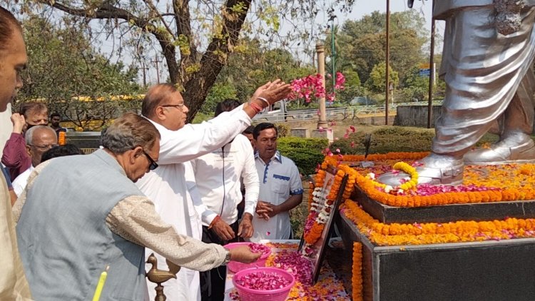 पूर्व मुख्यमंत्री पं. श्यामाचरण शुक्ल जी की जयंती उनकी प्रतिमा पर पुष्पांजलि अर्पित कर मनाई गई