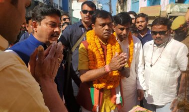 बस्तर सांसद दीपक बैज पूरी शिद्दत से कर रहे डोर टू डोर चुनाव प्रचार..