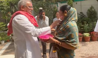 मुख्यमंत्री भूपेश बघेल ने देसी अंदाज में परिवार के साथ खेली होली, प्रदेशवासियों को दी शुभकामनाएं