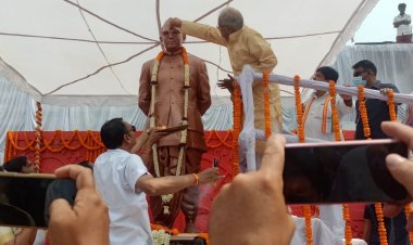 मुख्यमंत्री  भूपेश बघेल ने आज बलौदाबाजार प्रवास के दौरान वहां गौरव पथ गॉर्डन में डॉ. खूबचंद बघेल की अष्ट धातु से निर्मित 7 फिट ऊंची आदमकद प्रतिमा का अनावरण किया...