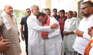 मुख्यमंत्री  बघेल ने शोक संतप्त  आलोक चंद्राकर और उनके परिजनों को बंधाया ढांढस