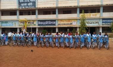 स्वामी आत्मानंद उत्कृष्ट विद्यालय बोरी में सरस्वती नि:शुल्क सायकल योजना अंतर्गत निशुल्क सायकल प्राप्त कर छात्राओं के चेहरे में छाया मुस्कान,,,,,,,