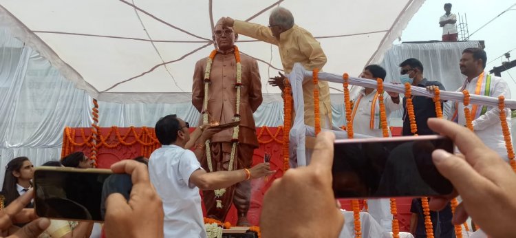 मुख्यमंत्री  भूपेश बघेल ने आज बलौदाबाजार प्रवास के दौरान वहां गौरव पथ गॉर्डन में डॉ. खूबचंद बघेल की अष्ट धातु से निर्मित 7 फिट ऊंची आदमकद प्रतिमा का अनावरण किया...