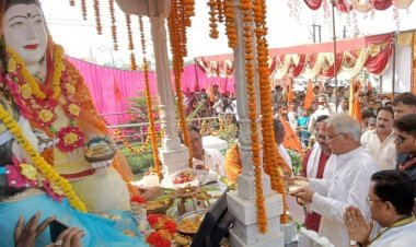 मुख्यमंत्री ने माता कर्मा की पूजा-अर्चना की: महाआरती में हुए शामिल