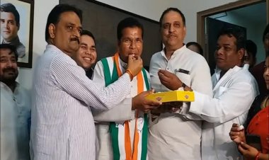 रायपुर में जीत से पहले ही कांग्रेस ने मनाया जश्न, राजीव भवन में बजे ढोल, बंटी मिठाईयां