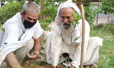 जो व्यक्ति कर्म करते हुए अपने को साक्षी भाव से देखता है --- वही संत है।जो व्यक्ति कर्म करते हुए अपने मन को गुरु पर लगाया है। सुरति   में लगाया है। वही परम हंस है।