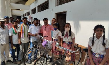 बस्तर सांसद दीपक बैज व चित्रकोट विधायक राजमन बेंजाम ने दरभा ब्लाॅक के 124 छात्राओं को वितरण की सायकिल।