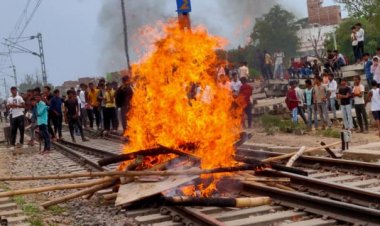 'अग्निपथ योजना' के खिलाफ प्रदर्शन जारी, बिहार में जली ट्रेन; BJP विधायक पर हमला