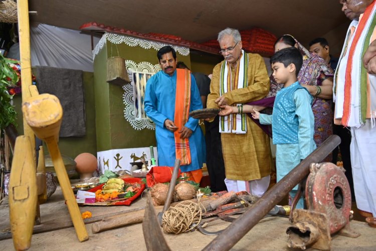 मुख्यमंत्री भूपेश बघेल ने आज मुख्यमंत्री निवास में छत्तीसगढ़ के प्रथम त्यौहार हरेली के अवसर पर कृषि यंत्रों की विधिवत पूजा अर्चना की...