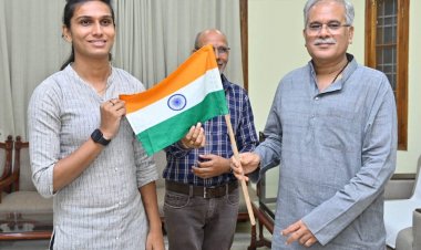 रायपुर : ​​​​​​​मुख्यमंत्री श्री बघेल द्वारा प्रदत्त राष्ट्रीय ध्वज तिरंगा को 15 अगस्त को माउंट एल्ब्रुस की चोटी पर फहराएंगी छत्तीसगढ़ की पर्वतारोही सुश्री अंकिता गुप्ता