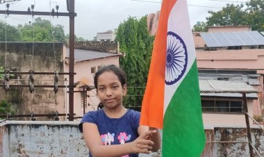 नभ तिरंगा चूमता