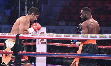 रायपुर:राजधानी में खेला गया बॉक्सिंग विजेंदर कुमार ने किया परफॉर्मऐतिहासिक अंतर्राष्ट्रीय मुक्केबाजी मुकाबले ‘द जंगल रंबल‘ का राजधानी के खेलप्रेमियों ने लिया लुत्फ