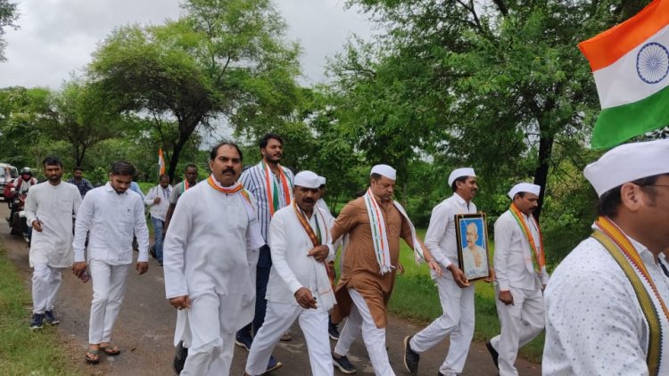 आजादी के 75 वी वर्षगांठ पर गौरव  पदयात्रा में ओबीसी कांग्रेस के प्रदेश अध्यक्ष डॉ.चौलेश्वर चन्द्राकर सहित सैकड़ो कांग्रेसियो ने 30 किलोमीटर की यात्रा पूरी की।