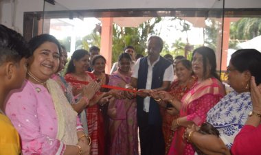 पूर्व मंत्री व विधायक बृजमोहन अग्रवाल की पत्नी सरिता अग्रवाल ने किया बालिका विकास सहायतार्थ प्रदर्शनी का उद्घाटन  आर्थिक रूप से कमजोर बच्चियों की शिक्षा, स्वास्थ्य और विवाह की ज़िम्मेदारी लेनी चाहिए: बृजमोहन अग्रवाल।