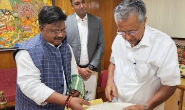 राष्ट्रीय आदिवासी नृत्य महोत्सव में शामिल होने केरल के मुख्यमंत्री श्री पिनाराई विजयन को विधायक यू.डी. मिंज एवं गुलाब कामरो ने दिया निमंत्रण
