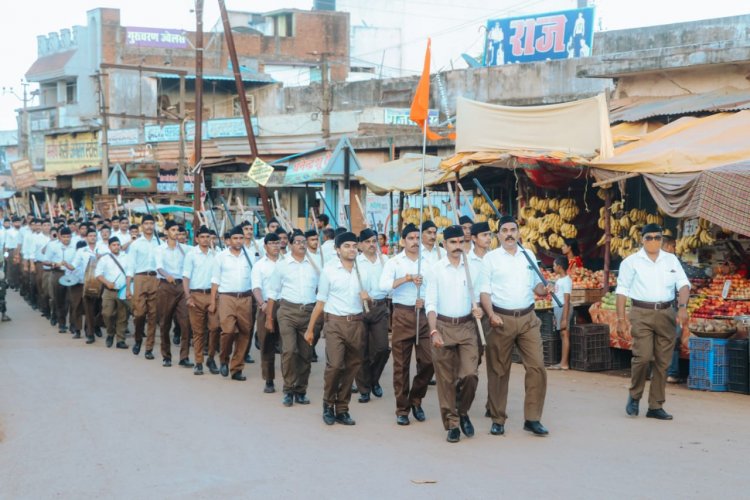 पथ संचलन में RSS स्वयंसेवकों का अनुशासन बना आकर्षण का केंद्र, हुआ भव्य स्वागत  कहने बस से नही होता करना पड़ता है । युगल किशोर