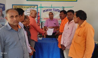 तहसील कार्यालय कोमाखान का नियमित संचालन हेतु भाजपा कार्यकर्ताओं ने ज्ञापन सौंपा नियमित संचालन नहीं होंने पर दिया आंदोलन की चेतावनी