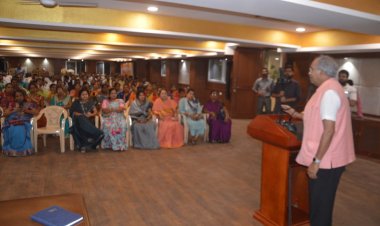 'महतारी हुंकार रैली' को लेकर दक्षिण विधानसभा में महिला मोर्चा की बैठक, पूर्व मंत्री बृजमोहन अग्रवाल हुए शामिल