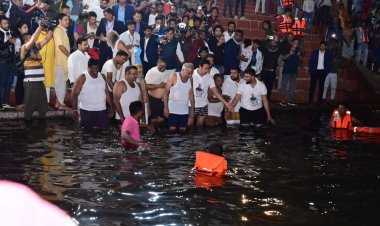 मुख्यमंत्री  भूपेश बघेल ने खारून नदी के महादेव घाट में किया कार्तिक पूर्णिमा स्नान