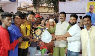 छत्तीसगढिया ओलंपिक के ब्लाक स्तरीय समापन समारोह में शामिल हुए संसदीय सचिव रेखचंद जैन  विजेता खिलाड़ियों को पुरस्कार वितरित किया एवं उप विजेता खिलाड़ियों को प्रोत्साहित किया  कबड्डी के फाइनल मुकाबले का आनंद लिया एवं खिलाड़ियों का उत्साह वर्धन किया