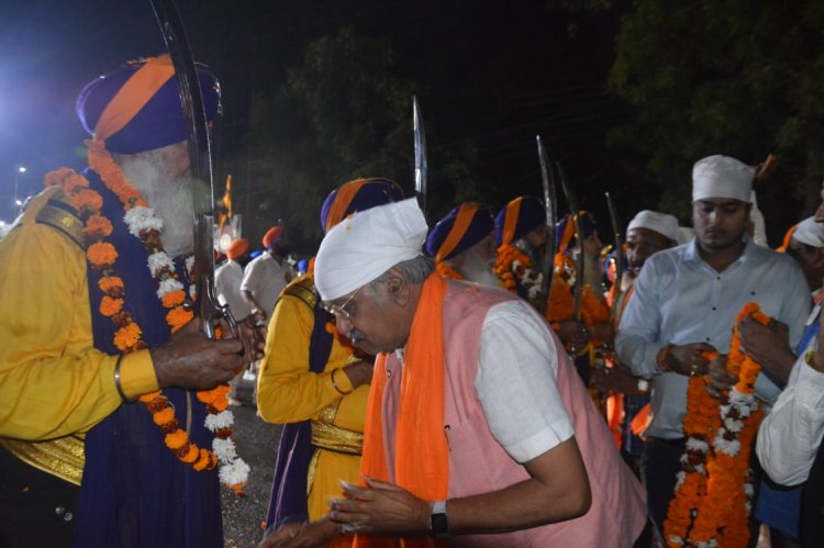 गुरु नानक देव जी के प्रकाश पर्व पर आयोजित भव्य शोभायात्रा में शामिल हुए पूर्व मंत्री व विधायक बृजमोहन अग्रवाल