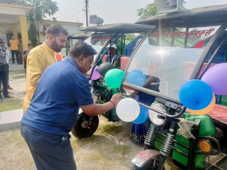 विधायक यू.डी.मिंज ने नगरीय क्षेत्र को साफ एवं स्वच्छ रखने 5 ई रिक्शा का किया लोकार्पण  नगर के विकास के लिए लगातार सरकार की ओर से मिल रहीकई सौगातें :-यू. डी. मिंज