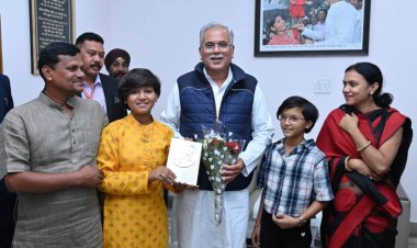 मुख्यमंत्री से नन्ही छत्तीसगढ़ी गायिका आरू साहू ने की मुलाकात