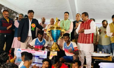 कुनकुरी नॉकआउट फुटबॉल टूर्नामेंट फ़ाइनल  मैच देखने उमड़ा दर्शकों का हुजूम  नॉकआउट फुटबाल के रोमांचक मुकाबले के बाद पेनाल्टी शूट में कुचिंतडा ओड़िशा 2-1 से फाइनल जीतने में रही कामयाब  अन्तर्राजीय नॉक आउट टूर्नामेंट के समापन में पहुंचे अतिथिगण