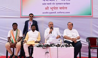 मुख्यमंत्री  भूपेश बघेल राजिम स्थित रेस्ट हाउस में समीक्षा बैठक के पश्चात प्रेस वार्ता