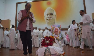 परम श्रद्धेय कमला दीदी के अंतिम यात्रा में शामिल हुए पूर्व मंत्री बृजमोहन अग्रवाल, दी भावपूर्ण श्रद्धाजंलि   ब्रम्हाकुमारी कमला दीदी के अंतिम दर्शन कर बृजमोहन अग्रवाल ने  उनके विचारों व साथ बिताए पल को याद किया