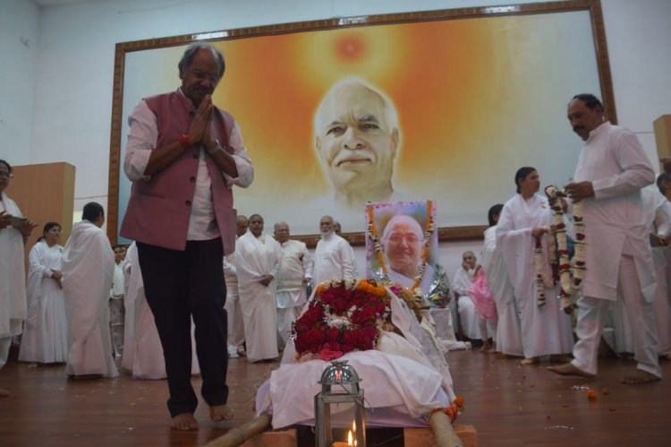 परम श्रद्धेय कमला दीदी के अंतिम यात्रा में शामिल हुए पूर्व मंत्री बृजमोहन अग्रवाल, दी भावपूर्ण श्रद्धाजंलि   ब्रम्हाकुमारी कमला दीदी के अंतिम दर्शन कर बृजमोहन अग्रवाल ने  उनके विचारों व साथ बिताए पल को याद किया