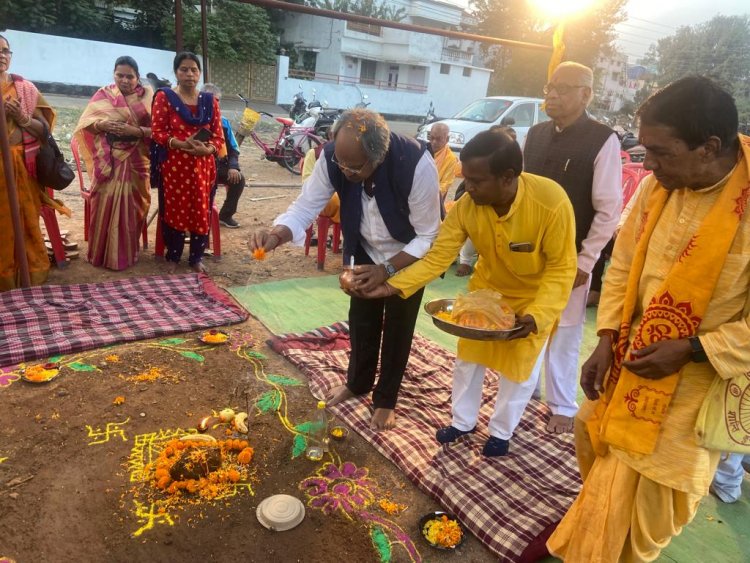 24 कुंडीय गायत्री महायज्ञ एवं नव चेतना जागरण के कार्यक्रम में शामिल हुए पूर्व मंत्री व विधायक बृजमोहन अग्रवाल  जब हर कोई दुखी हो, तो सुख आध्यात्म से मिलता है, पूजा-पाठ से मिलता है: बृजमोहन अग्रवाल