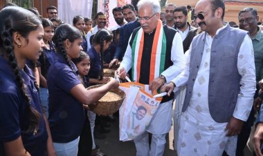 छेरछेरा पर मुख्यमंत्री  भूपेश बघेल ने गली-गली घूमकर मांगा दान