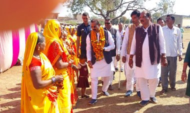 विकासखंड स्तरीय रामायण प्रतियोगिता में मुड़खुसरा पहुंचे संसदीय सचिव, माध्यमिक शाला पहुंच कर स्कूली बच्चों से की चर्चा