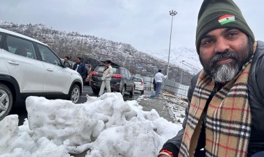 भारत यात्री डाँ. चौलेश्वर चंद्राकर इन दिनों भारत  जोड़ों यात्रा में कश्मीर  से  गणतंत्र दिवस की बधाई शुभकामनाएँ दी हैं।