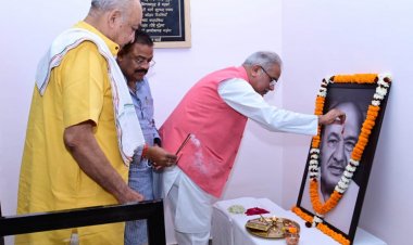 मुख्यमंत्री ने स्वर्गीय  चंदूलाल चंद्राकर की पुण्यतिथि पर उन्हें किया नमन