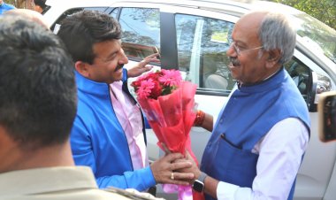 मनोज तिवारी व निरहुआ संग भोजपुरी दबंग की टीम पहुंची बृजमोहन निवास